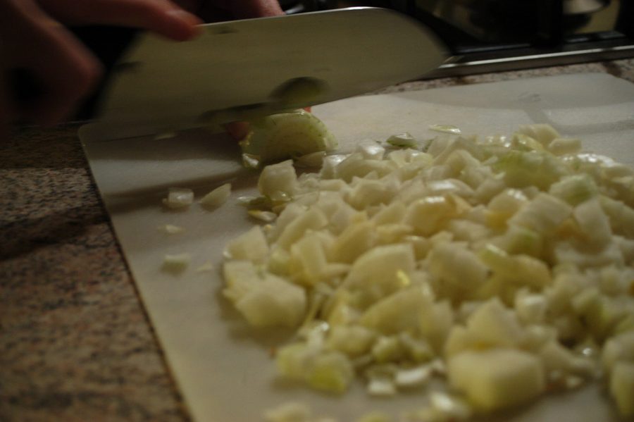 Как нарезать лук и не плакать